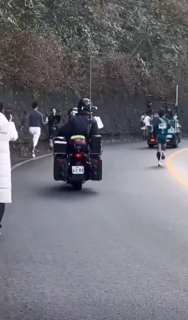 有片|內地男為流量亂入日本馬拉松 無視現場職員阻止 中日網民齊炮轟