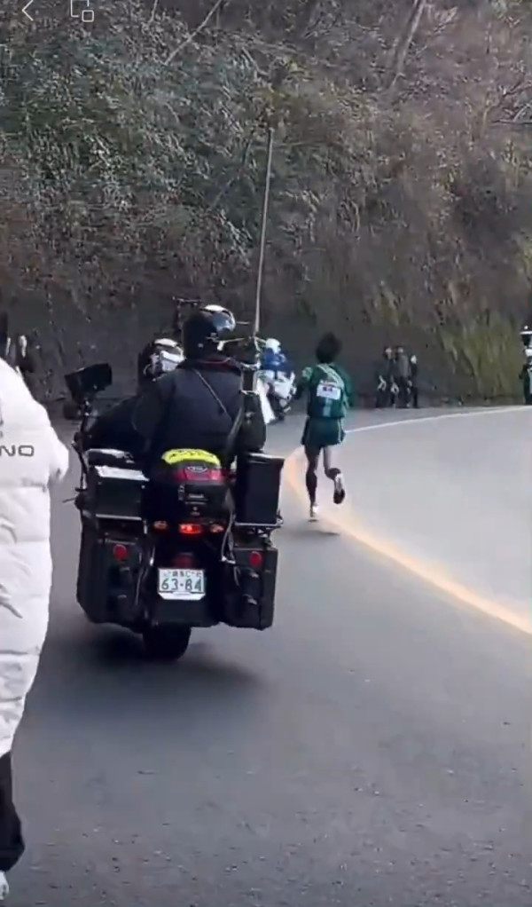 有片|內地男為流量亂入日本馬拉松 無視現場職員阻止 中日網民齊炮轟