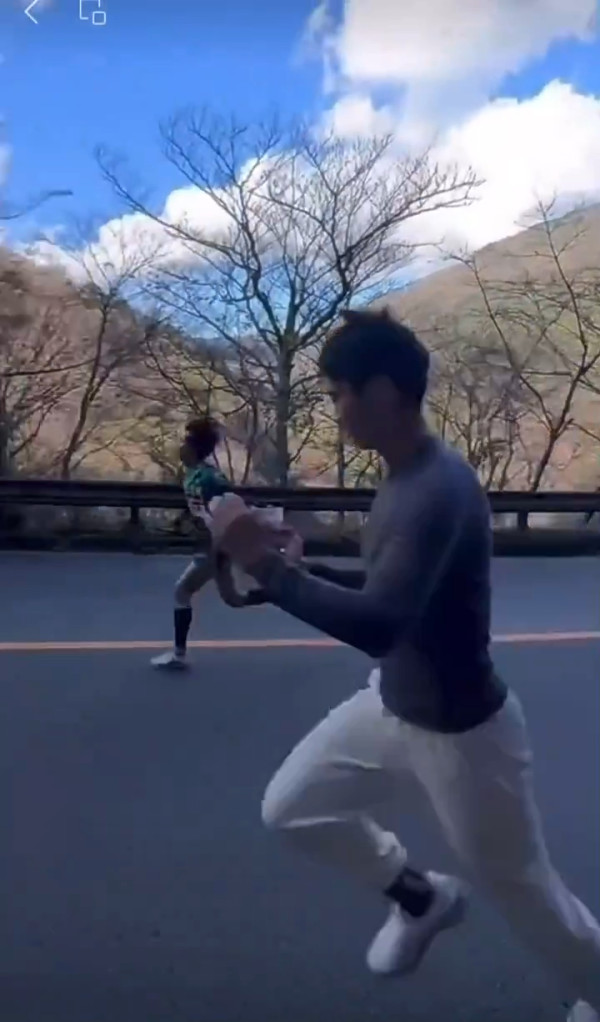 有片|內地男為流量亂入日本馬拉松 無視現場職員阻止 中日網民齊炮轟