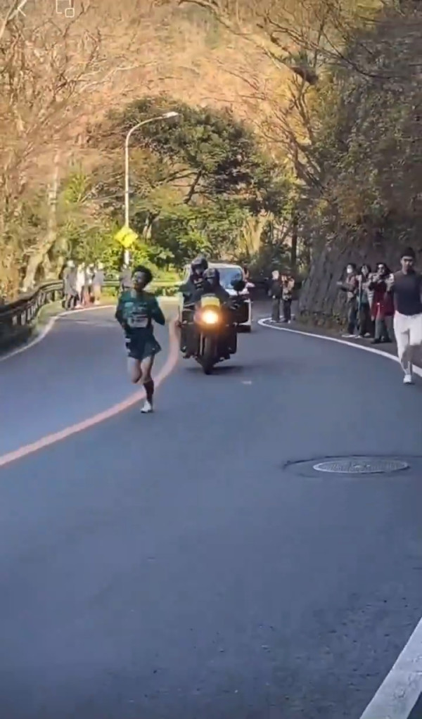 有片|內地男為流量亂入日本馬拉松 無視現場職員阻止 中日網民齊炮轟