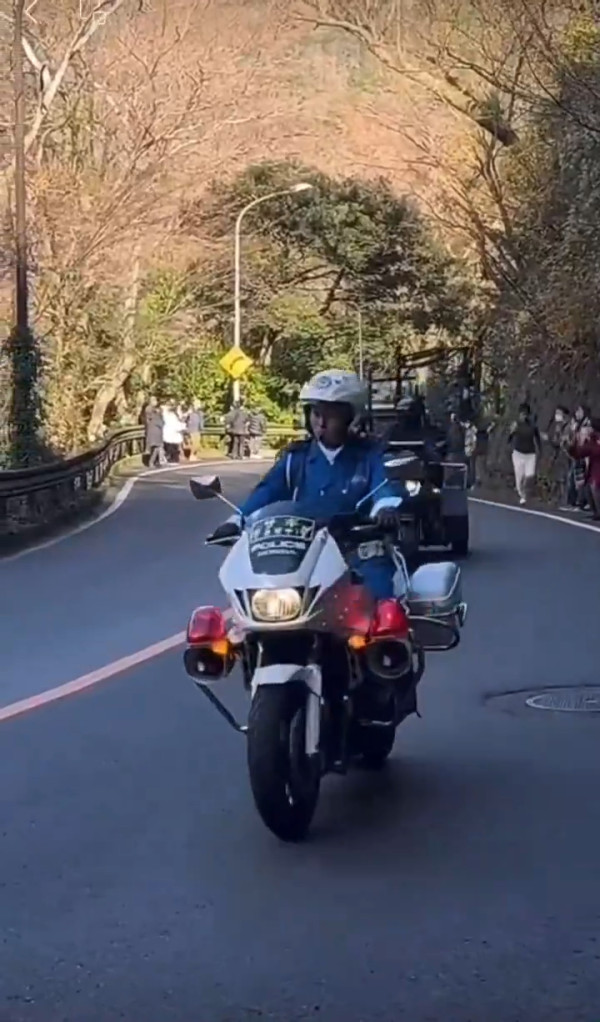 有片|內地男為流量亂入日本馬拉松 無視現場職員阻止 中日網民齊炮轟