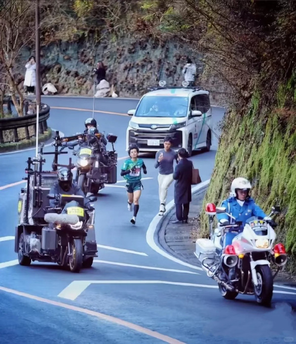 有片|內地男為流量亂入日本馬拉松 無視現場職員阻止 中日網民齊炮轟