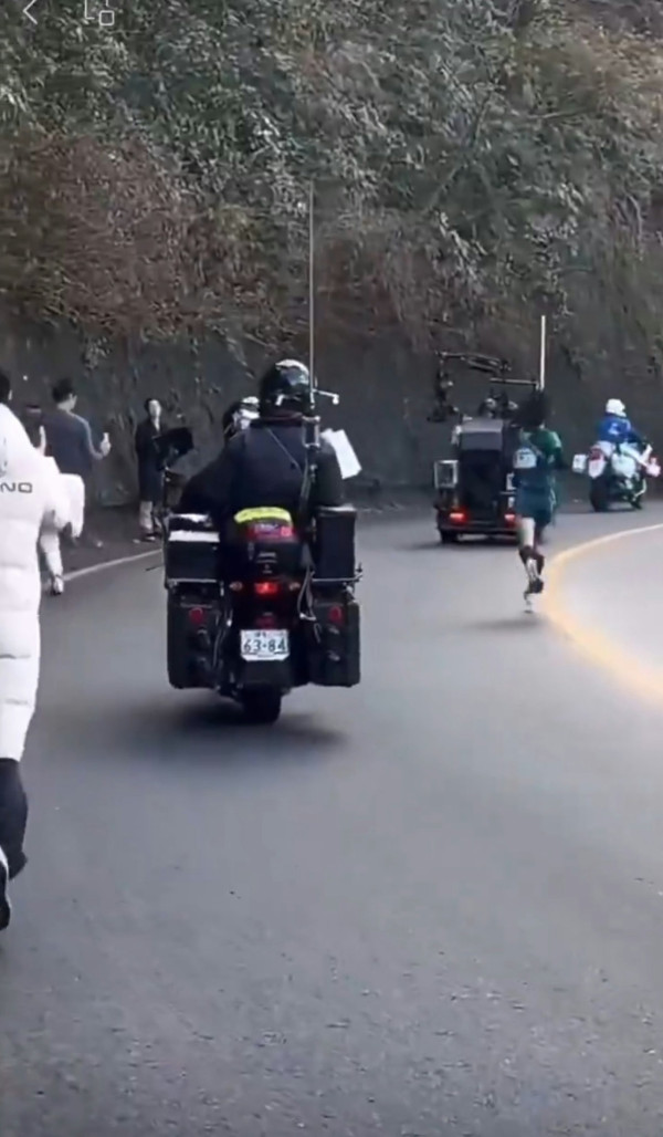 有片|內地男為流量亂入日本馬拉松 無視現場職員阻止 中日網民齊炮轟