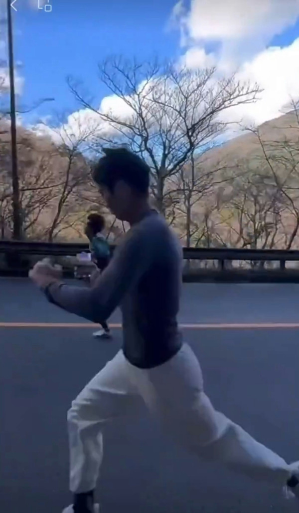 有片|內地男為流量亂入日本馬拉松 無視現場職員阻止 中日網民齊炮轟