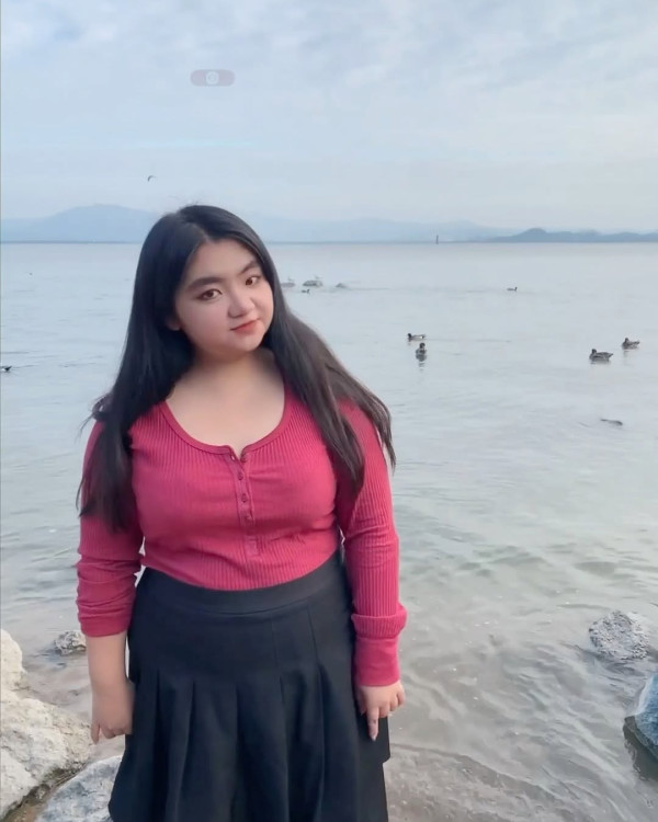 星二代遊深圳打卡罕曬事業線 去年獲媽媽資助完成出書夢 