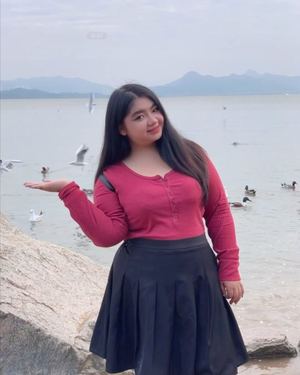 星二代遊深圳打卡罕曬事業線 去年獲媽媽資助完成出書夢 