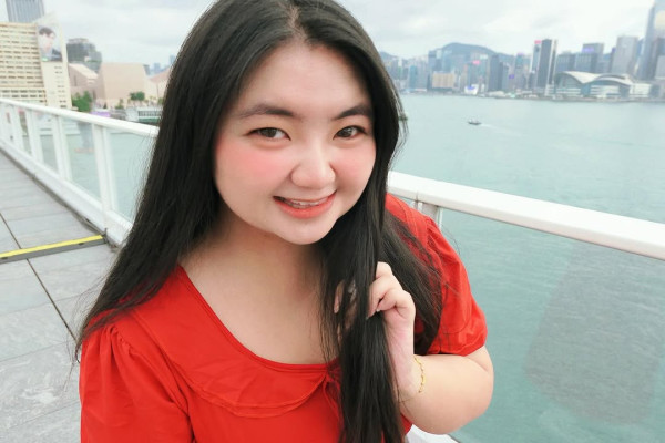 星二代遊深圳打卡罕曬事業線 去年獲媽媽資助完成出書夢 