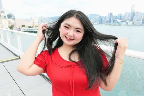 星二代遊深圳打卡罕曬事業線 去年獲媽媽資助完成出書夢 