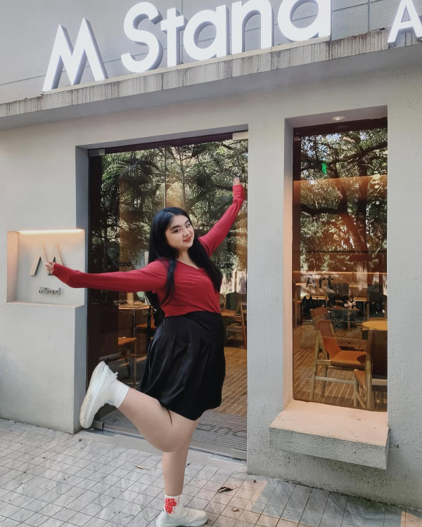 星二代遊深圳打卡罕曬事業線 去年獲媽媽資助完成出書夢 