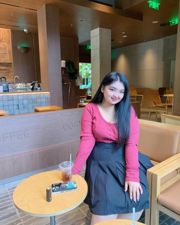 星二代遊深圳打卡罕曬事業線 去年獲媽媽資助完成出書夢 