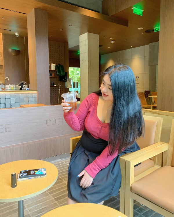 星二代遊深圳打卡罕曬事業線 去年獲媽媽資助完成出書夢 