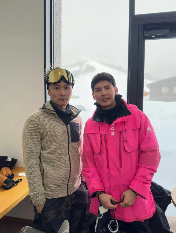 內地客日本巧遇梁朝偉獲合照 後面竟有陳奕迅亂入引全網羡慕 