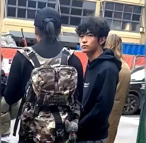 內地客日本巧遇梁朝偉獲合照 後面竟有陳奕迅亂入引全網羡慕 