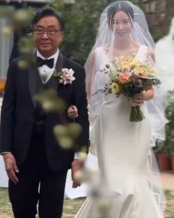 麥明詩挺巨肚突擊機場接老公！盛勁為被影低最真實反應！私下性格惹討論 