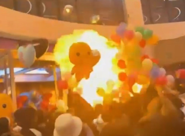 河南商場氫氣球突爆炸自燃 氣球驚變火球！事發一刻曝光 
