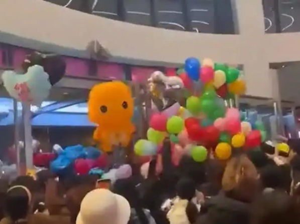 河南商場氫氣球突爆炸自燃 氣球驚變火球！事發一刻曝光 