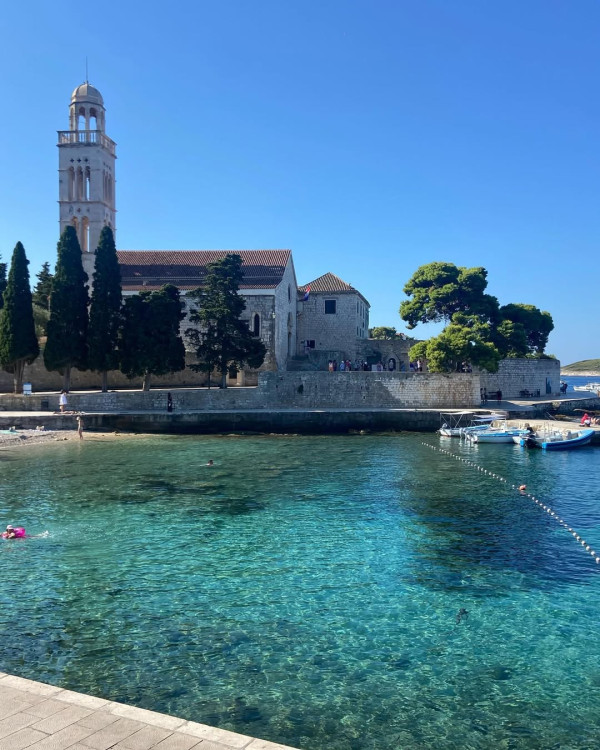 美女搭飛機被逼全程抱陌生嬰兒 洗2.3萬港元買機票 航空公司懶理投訴