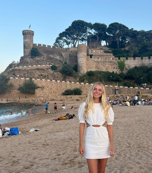 美女搭飛機被逼全程抱陌生嬰兒 洗2.3萬港元買機票 航空公司懶理投訴