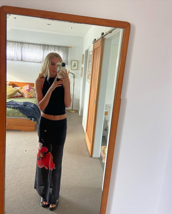 美女搭飛機被逼全程抱陌生嬰兒 洗2.3萬港元買機票 航空公司懶理投訴