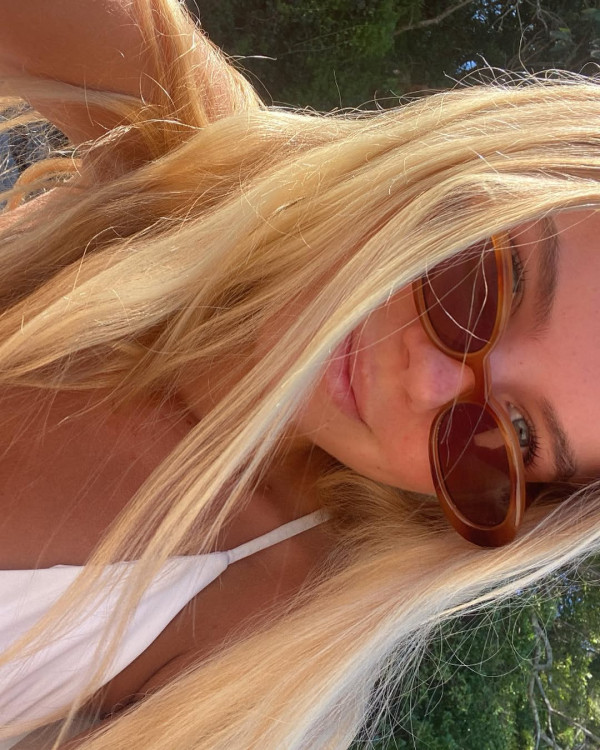 美女搭飛機被逼全程抱陌生嬰兒 洗2.3萬港元買機票 航空公司懶理投訴