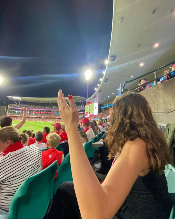 美女搭飛機被逼全程抱陌生嬰兒 洗2.3萬港元買機票 航空公司懶理投訴