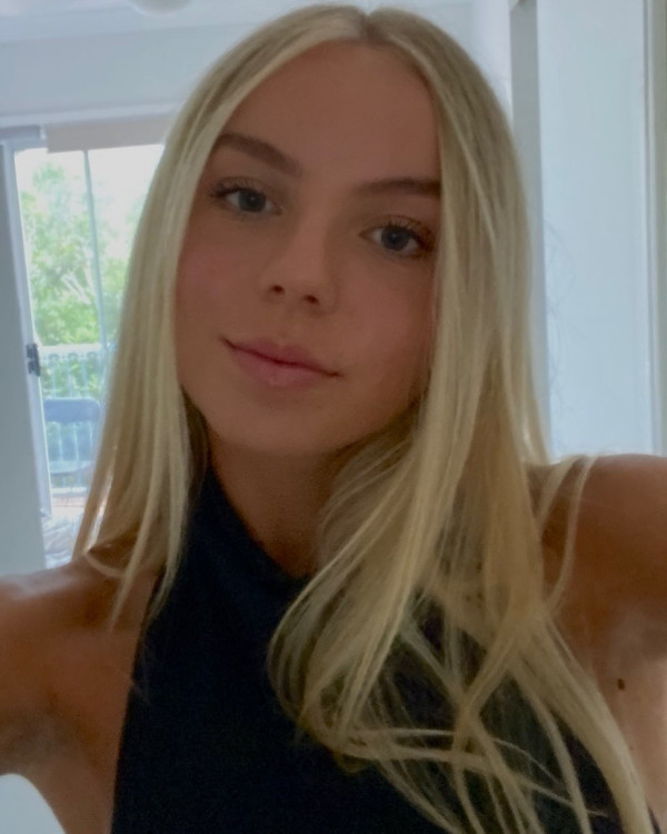 美女搭飛機被逼全程抱陌生嬰兒 洗2.3萬港元買機票 航空公司懶理投訴