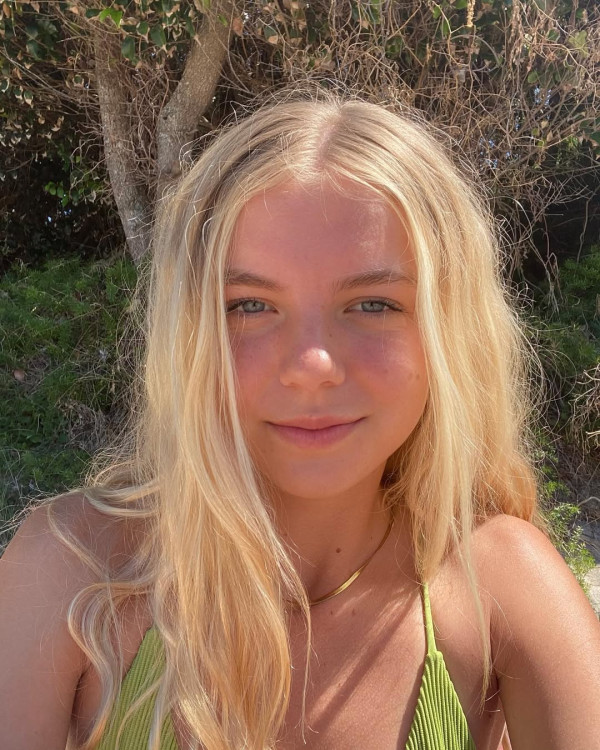 美女搭飛機被逼全程抱陌生嬰兒 洗2.3萬港元買機票 航空公司懶理投訴