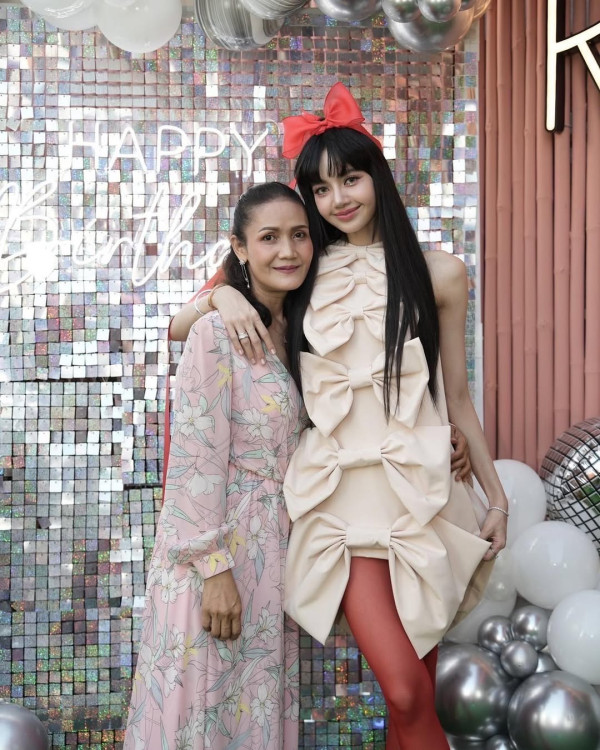 泰國最強名媛激罕同框Lisa！影片1天吸1百萬讚！一互動細節揭真實交情！ 