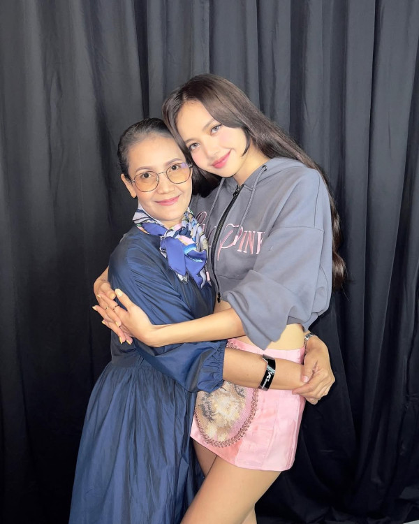 泰國最強名媛激罕同框Lisa！影片1天吸1百萬讚！一互動細節揭真實交情！ 