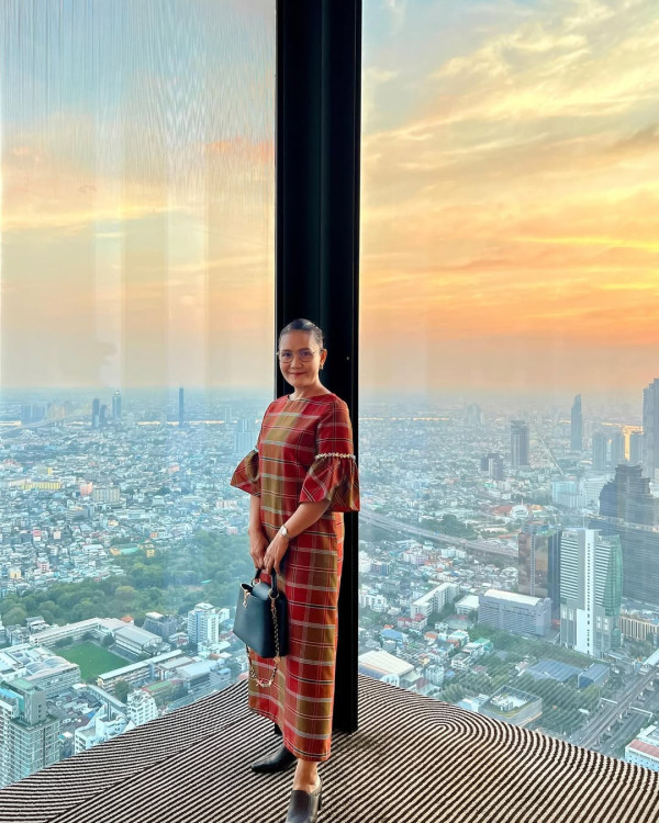 泰國最強名媛激罕同框Lisa！影片1天吸1百萬讚！一互動細節揭真實交情！ 