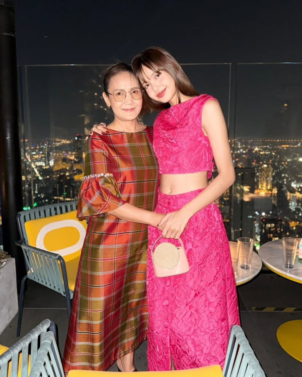 泰國最強名媛激罕同框Lisa！影片1天吸1百萬讚！一互動細節揭真實交情！ 