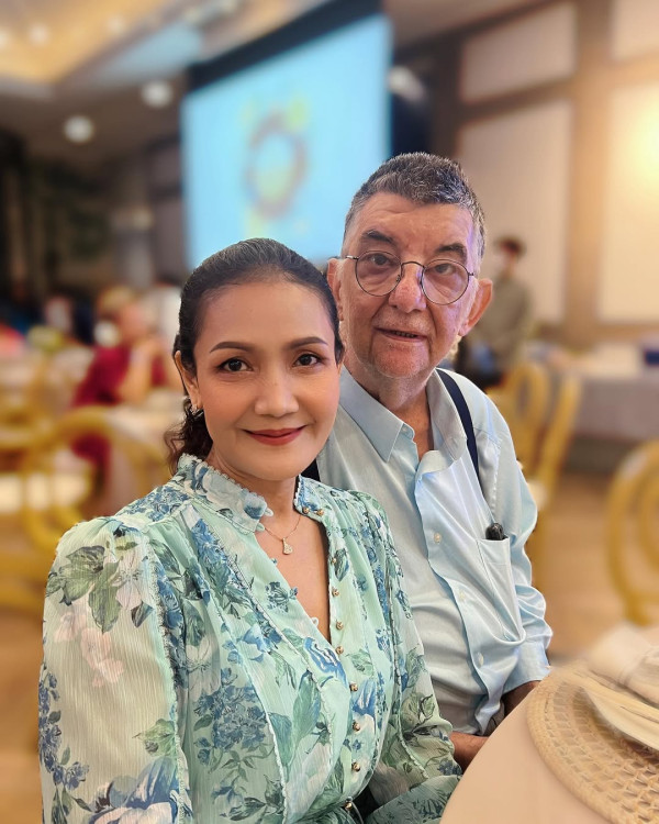 泰國最強名媛激罕同框Lisa！影片1天吸1百萬讚！一互動細節揭真實交情！ 