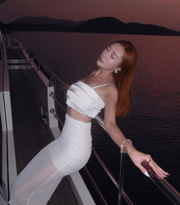 TVB小花27歲生日性感遊泰國 多套火辣戰衣上陣！大曬美胸長腿 