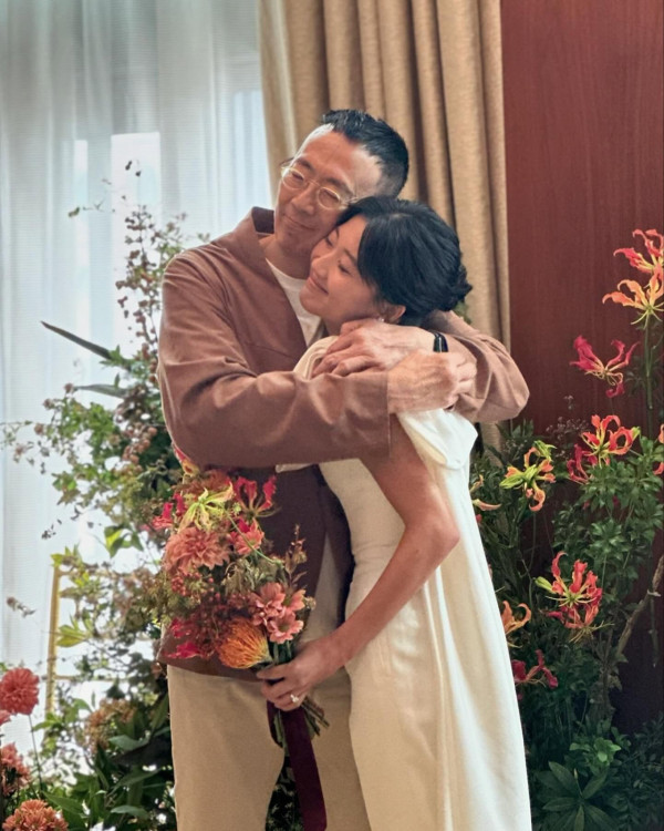 鄭丹瑞「學霸」女兒公開婚禮絕密相！新娘子一反傳統婚紗型格出嫁