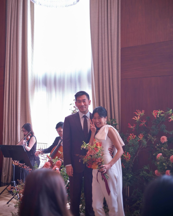 鄭丹瑞「學霸」女兒公開婚禮絕密相！新娘子一反傳統婚紗型格出嫁