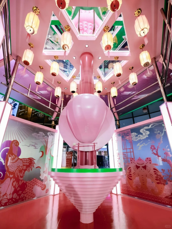 來福士廣場粉紅東方庭院「來福好寺」(圖片來源:小紅書@深圳來福士廣場) 來福士廣場粉紅東方庭院「來福好寺」(圖片來源:小紅書@深圳來福士廣場)