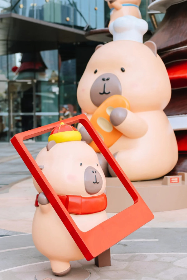 豚豚崽新年裝置(圖片來源:小紅書@深圳布吉萬象匯) 豚豚崽新年裝置(圖片來源:小紅書@深圳布吉萬象匯)