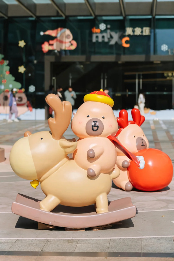 豚豚崽新年裝置(圖片來源:小紅書@深圳布吉萬象匯) 豚豚崽新年裝置(圖片來源:小紅書@深圳布吉萬象匯)