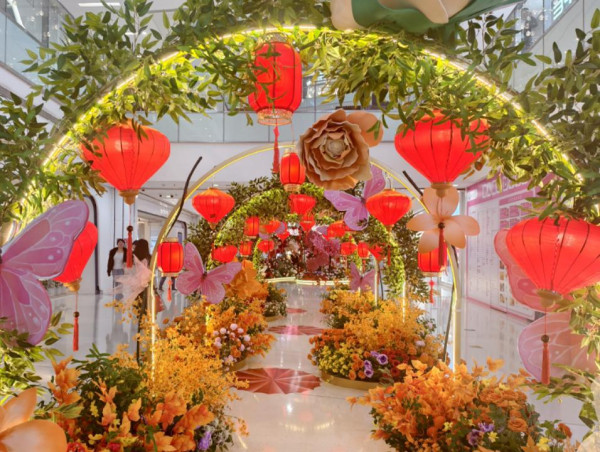 世紀匯廣場大型繁花小徑(圖片來源:世紀匯微信公眾號) 世紀匯廣場大型繁花小徑(圖片來源:世紀匯微信公眾號)