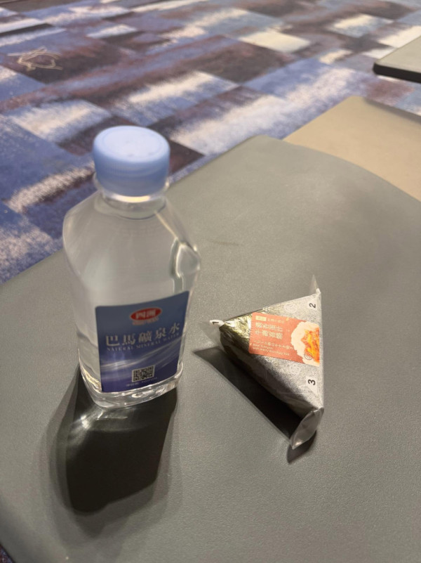 香港機場搭飛機似交智商稅? 港人讚深圳機場比香港好 網友列3原因反駁：留返比你坐 