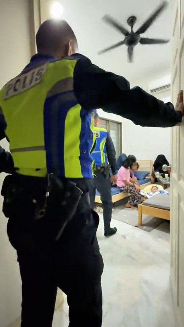 馬拉2外傭帶2男入屋四人行 僱主CCTV揭驚人場面 小主人仲瞓喺中間 