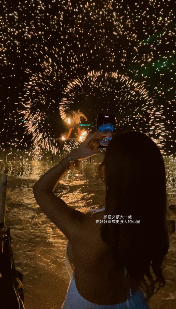 TVB小花27歲生日性感遊泰國 多套火辣戰衣上陣！大曬美胸長腿 