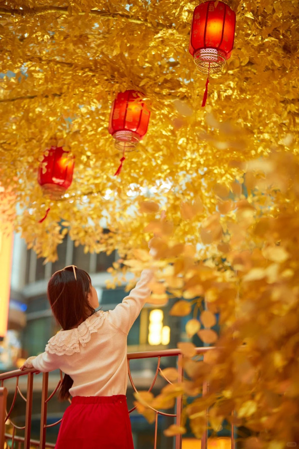 仁恆夢中心在商場綠谷廣場擺放了一棵高8米的黃金發財樹。(圖片來源:小紅書@仁恆夢中心) 仁恆夢中心在商場綠谷廣場擺放了一棵高8米的黃金發財樹。(圖片來源:小紅書@仁恆夢中心)