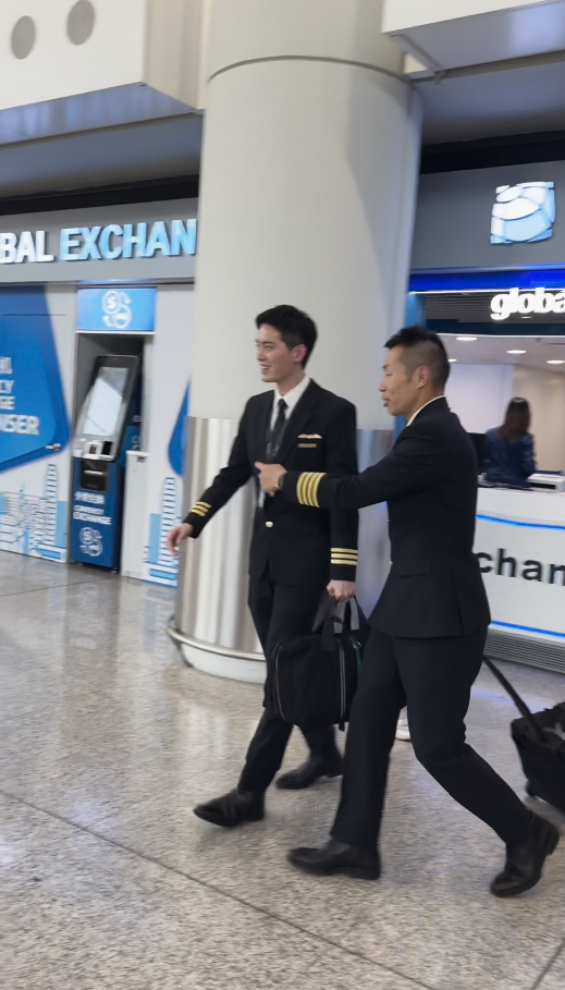 麥明詩挺巨肚突擊機場接老公！盛勁為被影低最真實反應！私下性格惹討論 