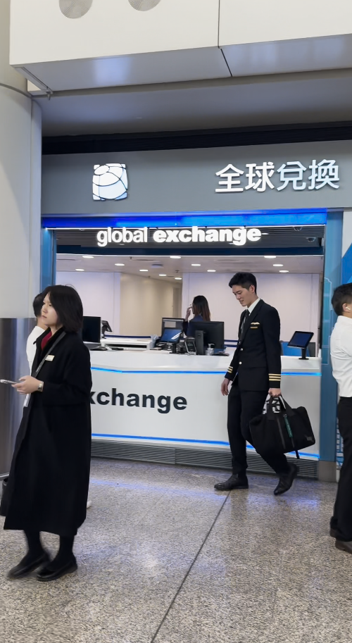 麥明詩挺巨肚突擊機場接老公！盛勁為被影低最真實反應！私下性格惹討論 