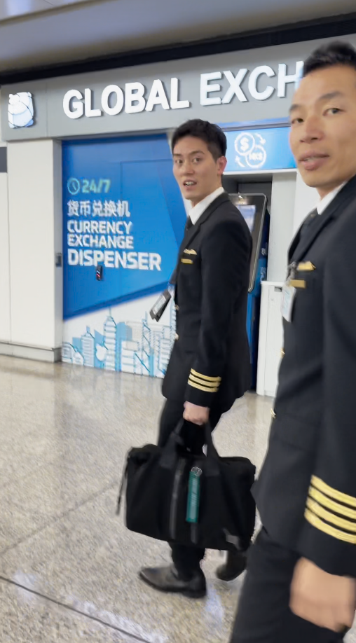 麥明詩挺巨肚突擊機場接老公！盛勁為被影低最真實反應！私下性格惹討論 