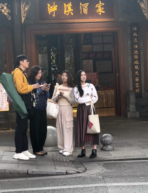 馮盈盈廣州酒樓被偶遇偷拍！真人被批冇星味似路人！ 