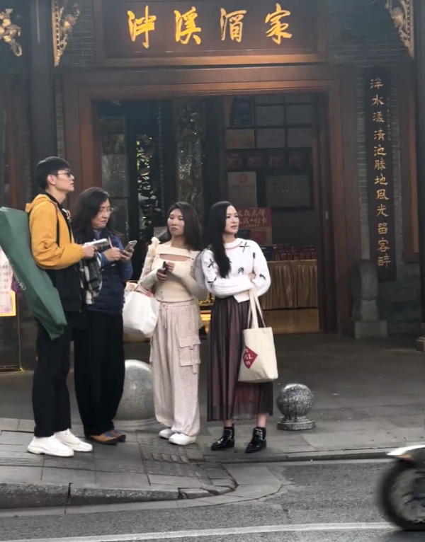 馮盈盈廣州酒樓被偶遇偷拍！真人被批冇星味似路人！ 