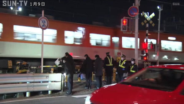 (圖:sun_tv news_hapan) 看不懂警告!中國遊客神戶平交道遭撞斃 家屬索償1.4億指控「沒有中文標示」