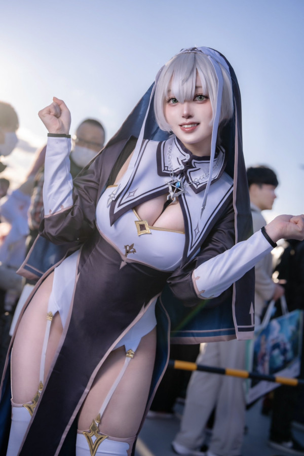 「白銀諾艾爾」修女服Cosplay 造型大膽突出 還原Hololive團長身材